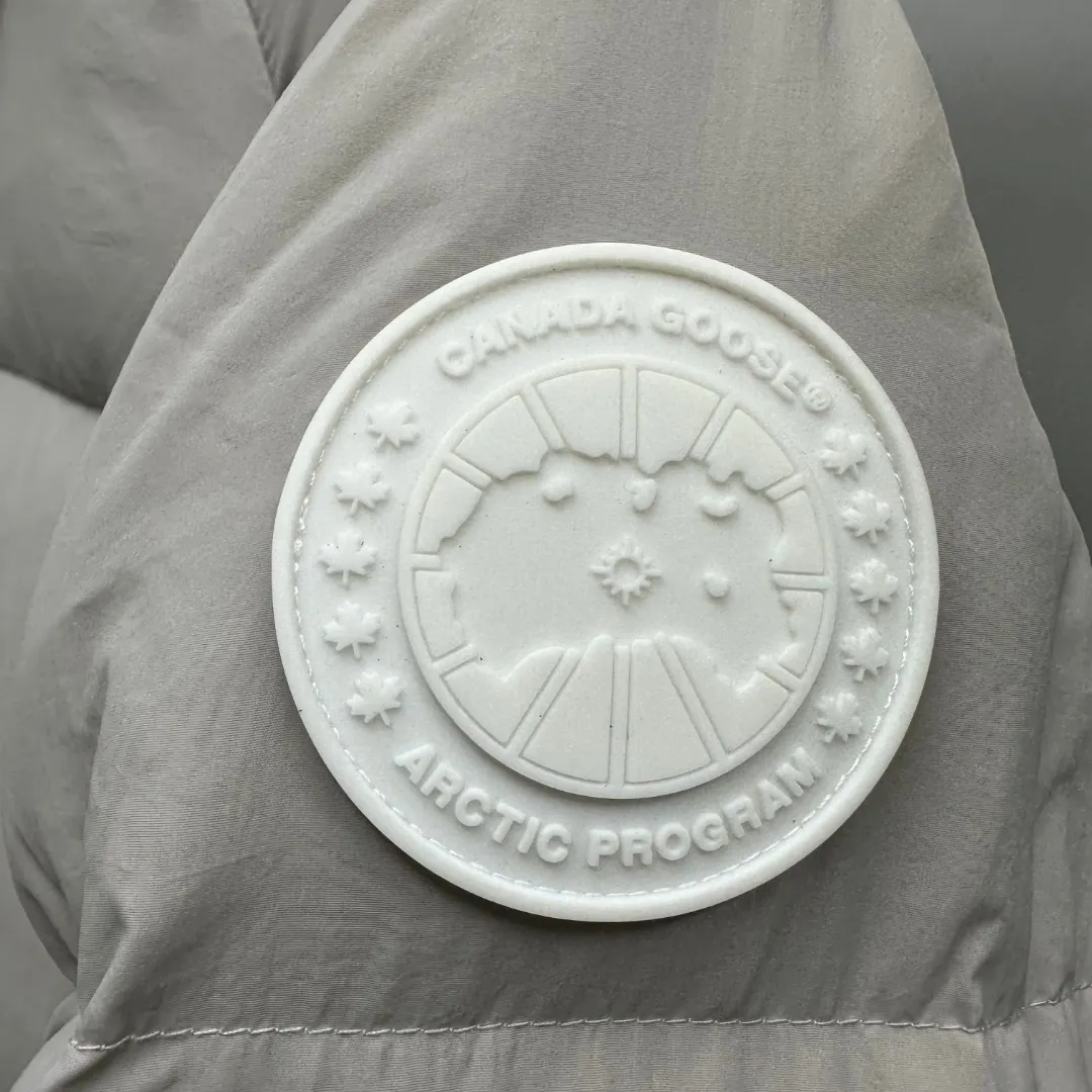 P780 𝗖𝗔𝗡𝗔𝗗𝗔 𝗚𝗢𝗢𝗦𝗘/Canada Goose capsule series macaron white label down jacket Fabric: Made of soft EnduraLuxe fabric imported from DuPont, CORDURA, USA, which enhances the durability of easy-to-wear parts, is lightweight and durable; the liner is made of 400T anti-velvet gallbladder, which is comfortable, soft and non-velvet. Hat: It has a detachable hood, which can be adjusted in two directions, and is also filled with down, which brings greater softness and wrapping around the head and neck, and is full of warmth. This parka has white trim at the back and around the hood, and the hood hardware is all original and custom-made to match the soft color of the fabric. Goose logo: The official website’s new series of large goose logos made of silicone, non-embroidered logos. Length: Fit hip-length. Accessories: The chest chain and pocket chain are all customized by YKK zipper company, and the zippers are consistent with the original color of the clothes; the zipper placket and inner straps are customized with the original Canada Goose logo; the cuffs are made of cashmere ribbing to increase comfort and lock in heat. Pockets: 3 exterior pockets: Fleece-lined hand-warmer pockets with two-way zipper closure for easy access. Security pocket with zipper closure under fly; 2 interior pockets: drop-in pocket Colors: Melt Blue, Moonlight Lime, Soft Pink, Beichen White Sizes: 𝗫𝗦-𝗦-𝗠